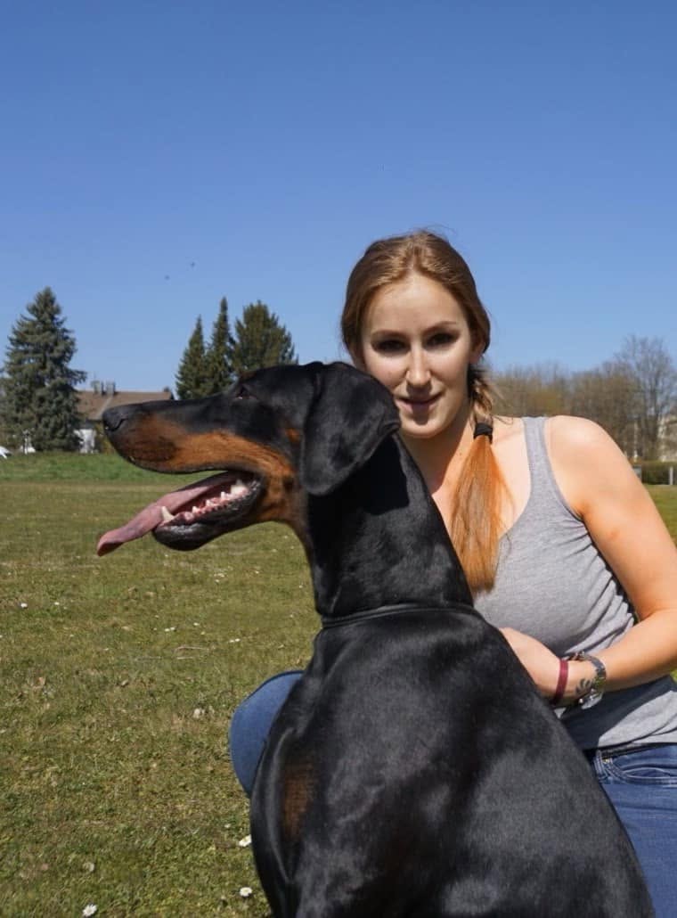 Fofinha with her owner